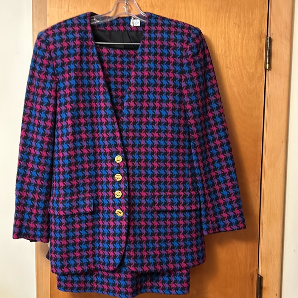 Vintage woman’s houndstooth skirt and jacket 6